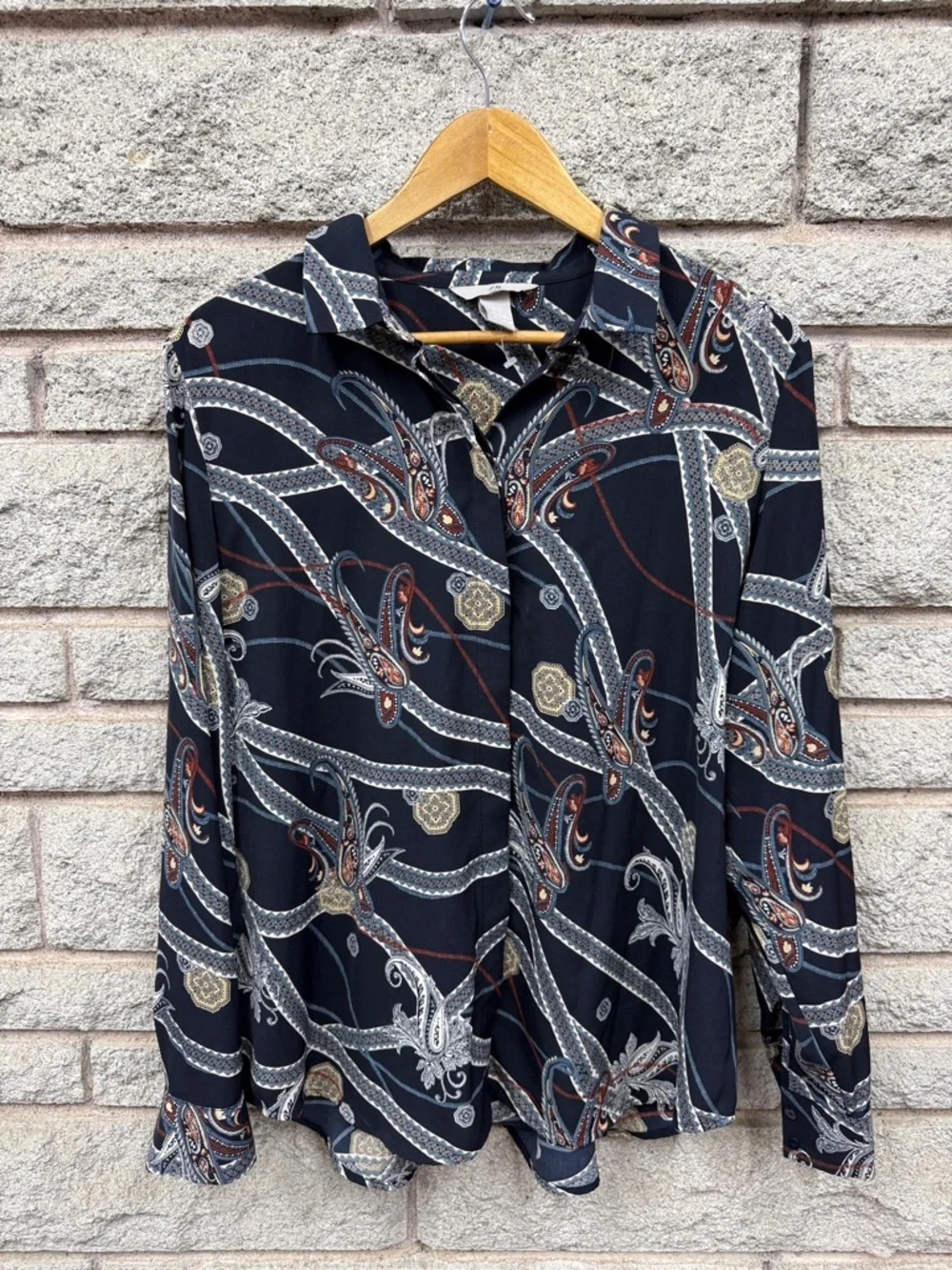 H&M Black Paisley-Chain Print Button-Down Shirt - Picture 1 of 4